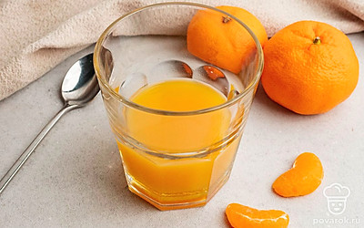 Добавьте к соку стопку водки. Жидкость хорошо перемешайте.