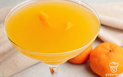 Разлейте получившуюся жидкость по выбранным бокалам, оставив в них немного мандариновой цедры, и наполните до краев шампанским