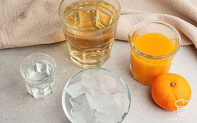 Охладите шампанское, выложьте на стол необходимые ингредиенты. Выжмите мандариновый сок.