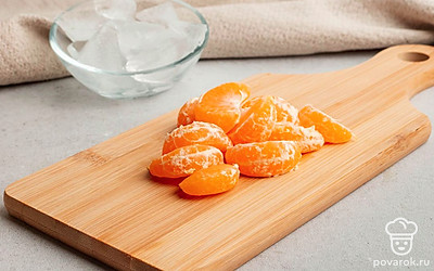 Очистите оставшийся мандарин на дольки и засыпьте в блендер для мякоти.