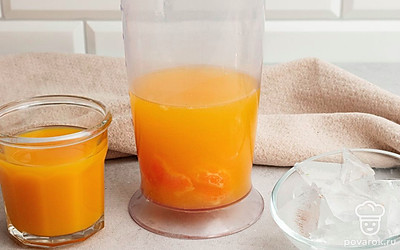 Залейте в него подготовленный сок, добавьте к нему стопку водки.