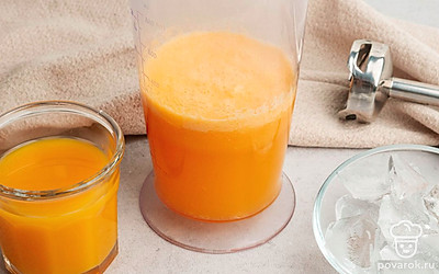 Аккуратно перемешайте полученную жидкость до образования пенки. Перелейте напиток в большую емкость.