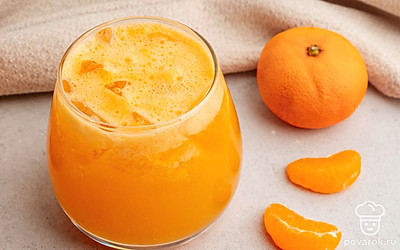 Залейте емкость шампанским доверху, предварительно добавив кубики льда. Они сохранят прохладу напитка и займут больше места, сэкономив ингредиенты.