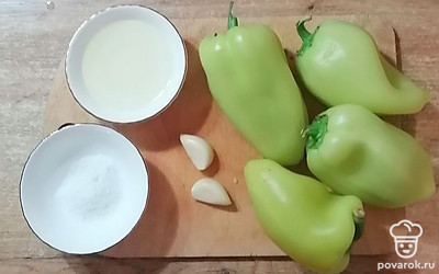 Чеснок почистить, помыть. Перец болгарский вымыть, удалить внутри семена.