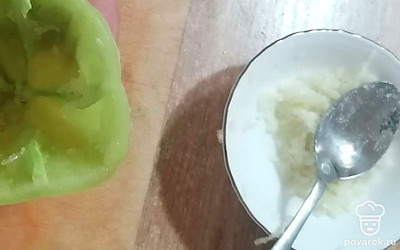 Этой смесью натереть перец внутри.