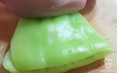 Надавить ладонью на перец, чтобы немного его распластать.