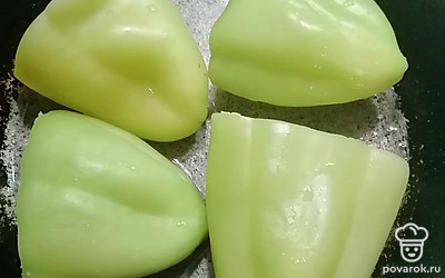 Выкладывать перец на сковороду с разогретым растительным маслом.