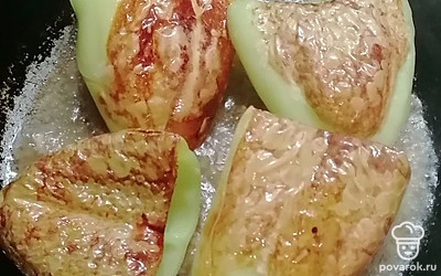 Обжаривать с обеих сторон. Сковорода при этом должна быть накрыта крышкой. 