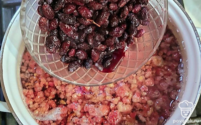 В кастрюлю с кипящей водой отправьте ягоды малины и жимолости.