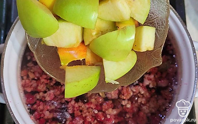 Добавьте яблоки, нарезанные кусочками среднего размера. 