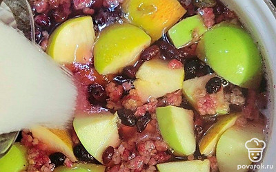 Всыпьте сахар. Варите компот 15 минут, затем кастрюлю накройте крышкой. Дайте настояться напитку в течение 30 минут. 