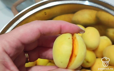 Абрикосы вымыть, просушить. Разрезать на половинки и удалить косточку.