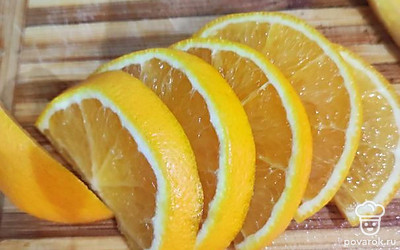 Апельсины помыть и нарезать на дольки.