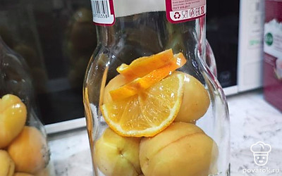 Бутылки простерилизовать. Наполовину заполнить фруктами, залить кипятком. Оставить на 10 минут.