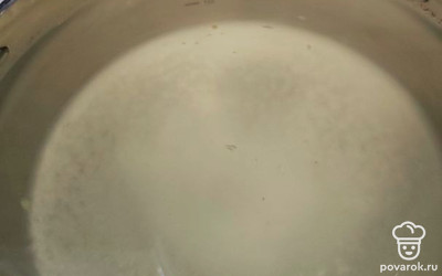 Слить воду в кастрюлю. Добавить сахар и лимонную кислоту. Прокипятить.