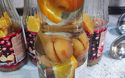 Залить бутылки сиропом и закрутить. Перевернуть, накрыть полотенцем. Дать остыть и убрать до зимы. 