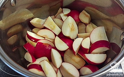 Яблоки нарежьте небольшими кусочками и выложите в кастрюлю.