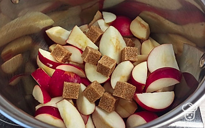 Затем добавьте тростниковый сахар.