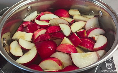 Залейте все водой, добавьте сахар. Доведите компот до кипения и снимите кастрюлю с плиты. 