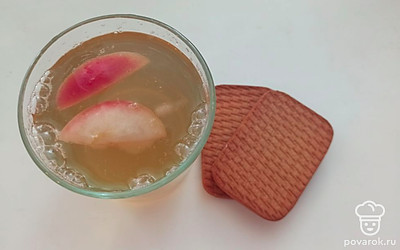 Подавайте компот с печеньем.