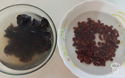 Чернослив и изюм замачиваем в воде на 10 минут. 
