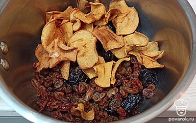 Далее выкладываем в кастрюлю изюм, сушеные яблоки и чернослив. 