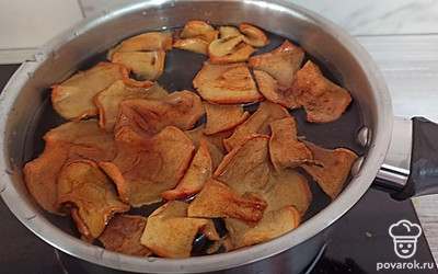 Заливаем все водой и доводим до кипения. 