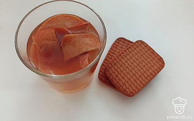 Подавайте компот с печеньем. 