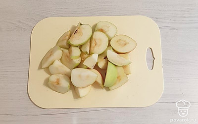 Яблоки нашинкуйте дольками.