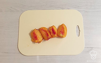 Персик разрежьте пополам. Уберите косточку, нарежьте на дольки.