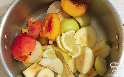 В кастрюлю поместите все нарезанные фрукты.