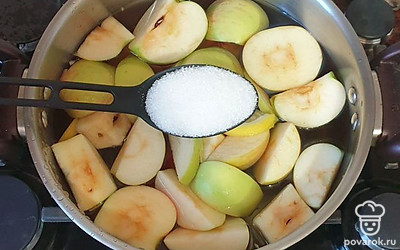 В компот добавьте сахар. Варите до закипания. Огонь сократите и варите еще 10 минут.