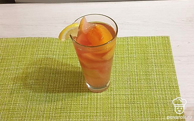 После приготовления компот остудите. Можете подавать!