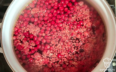 В кастрюлю с кипящей водой выложить ягоды малины и красной смородины. 