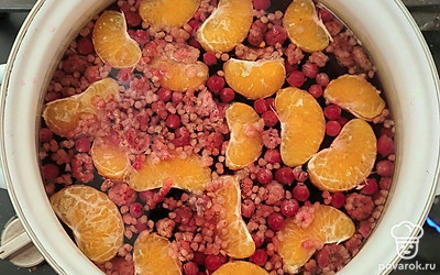 Мандарины почистить, разделить на дольки, выложить в кастрюлю к остальным ингредиентам. Варить все вместе 10 минут. Затем кастрюлю накрыть крышкой, дать настояться в течение 40 минут.