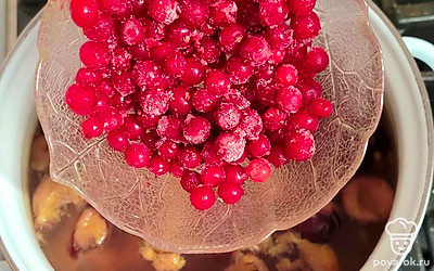 В кастрюлю с кипящей водой выложить кусочки сливы, клубнику и красную смородину.