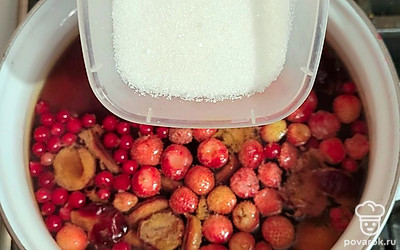 Всыпать сахар. Варить компот на медленном огне 15 минут. Затем снять с огня, кастрюлю накрыть крышкой и дать настояться 30 минут.