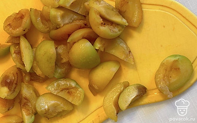 Абрикосы вымойте и нарежьте.