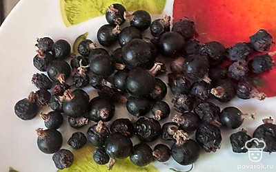 В кастрюлю налейте холодную воду. Поставьте на огонь. Черную смородину промойте и выложите в кастрюлю.