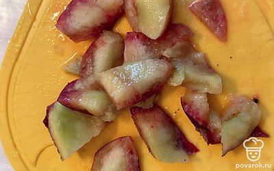 Персики и бананы нарежьте.