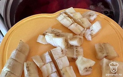 Выложите нарезанный банан.