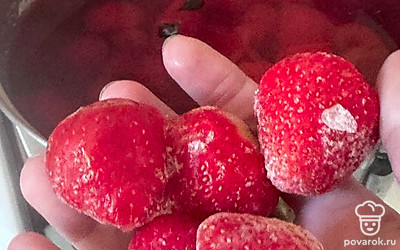 Клубнику тоже отправьте в кастрюлю. Когда вода закипит, варите на среднем огне 20 минут.