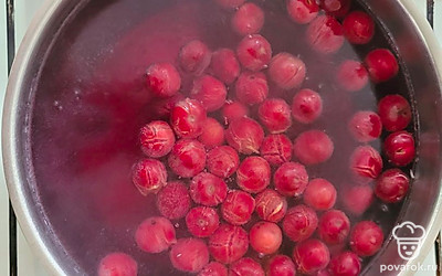 В кастрюлю с кипящей водой выложите ягоды вишни.
