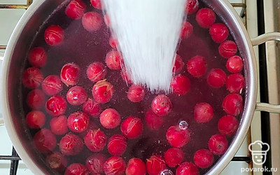 Всыпьте сахар. Варите на среднем огне 10 минут.