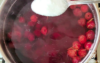 В конце добавьте лимонную кислоту. Кастрюлю накройте крышкой. Дайте компоту настояться в течение 30 минут.