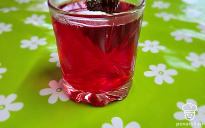 Готовый компот разлейте по бокалам, можно добавить листочек мяты. Подавайте к столу охлажденным. 