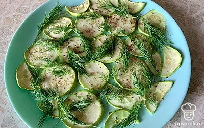 Полить оливковым или любым другим растительным маслом, можно смазать сливочным. Посолить, посыпать специями, зеленью. Блюдо готово!