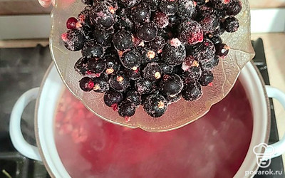 В кастрюлю с кипящей водой положите ягоды малины и черной смородины. 