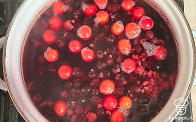 Добавьте плоды боярышника.