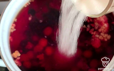 Всыпьте сахар. Варите 10 минут на медленном огне. Затем кастрюлю с компотом накройте крышкой и дайте напитку настояться 30 минут. 